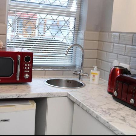 Apartment With Private Hot Tub, Sauna, Ice Bath, Gym Rainham  Buitenkant foto