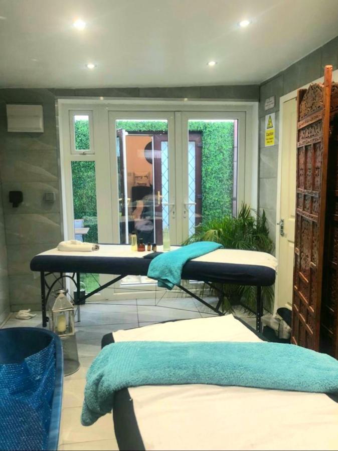 Apartment With Private Hot Tub, Sauna, Ice Bath, Gym Rainham  Buitenkant foto