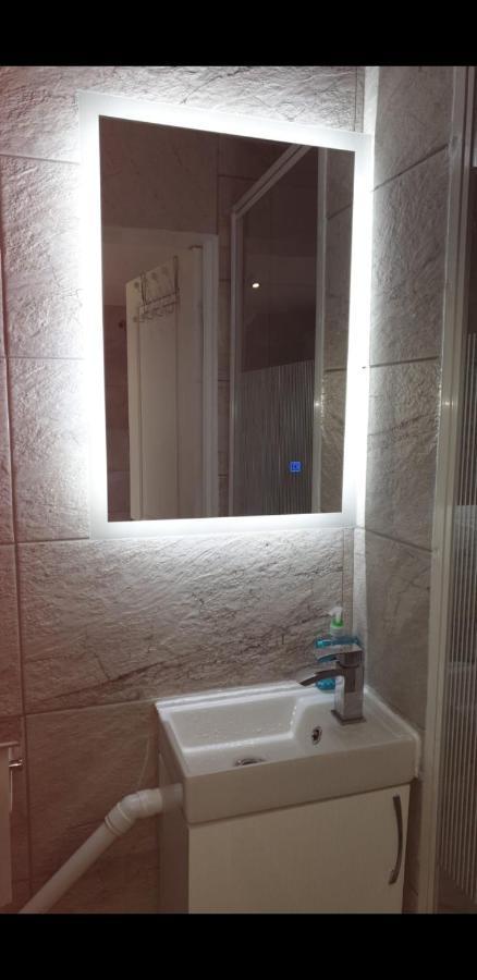Apartment With Private Hot Tub, Sauna, Ice Bath, Gym Rainham  Buitenkant foto