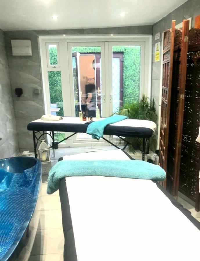 Apartment With Private Hot Tub, Sauna, Ice Bath, Gym Rainham  Buitenkant foto